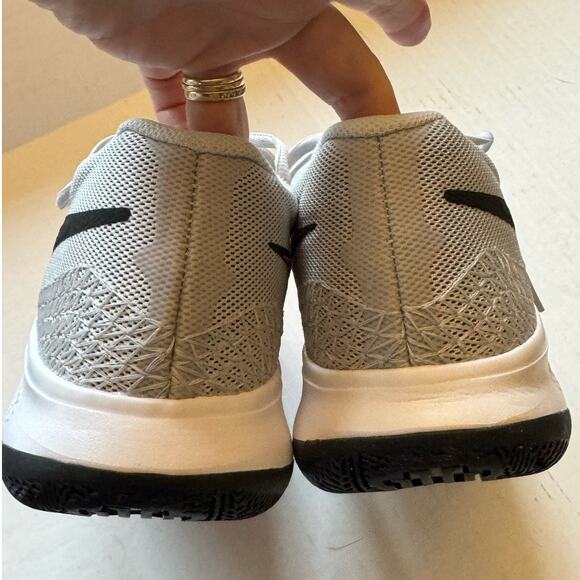 Nike Kyrie Flytrap 6 Athletic Shoes Gray/Red NEW Size 13 - Picture 7 of 9